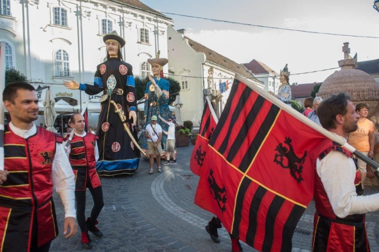 Szombaton este hatkor is láthatjuk az óriásbábokat a Belvárosban