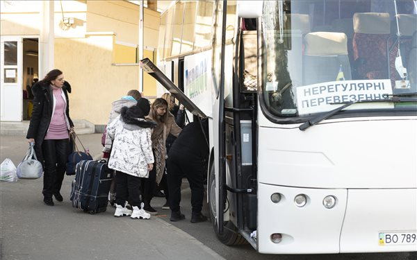 Támogatást kapnak az ukrajnai menekülteket foglalkoztatók