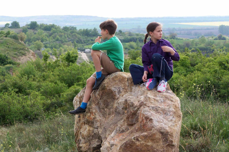 Turista jelzések, tanösvény és kőpark a hegyen
