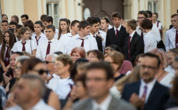 Városi tanévnyitó a Szent István téren – Fehérvár 18 ezer diákja kezdi meg az iskolát