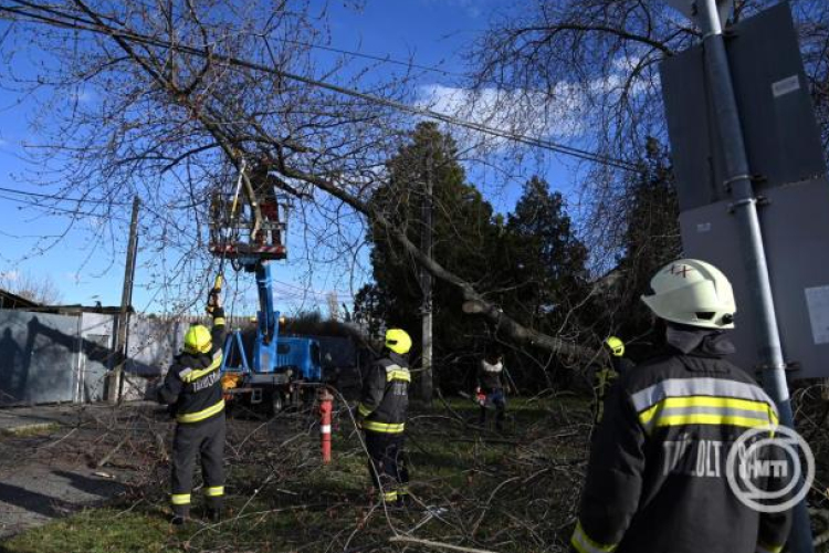 Az erős szél miatt országosan háromszáz káresethez riasztották a tűzoltókat
