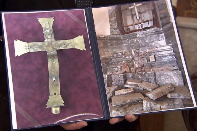 Egy lerombolt iraki templom keresztjét kapta ajándékba a fehérvári püspök