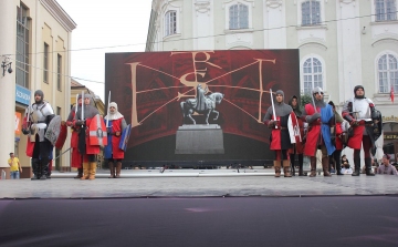 Középkort idéző harcászati bemutatók a hétvégén Fehérvár belvárosában