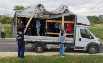 Huszonhárom határsértőt találtak egy teherautóban Röjtökmuzsajnál