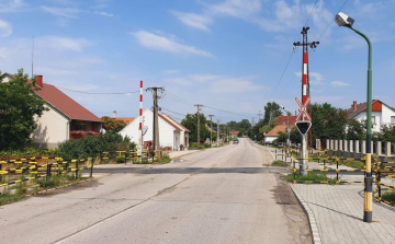 Félpályás lezárás lesz csütörtökön a Farkasvermi úti vasúti útátjáróban