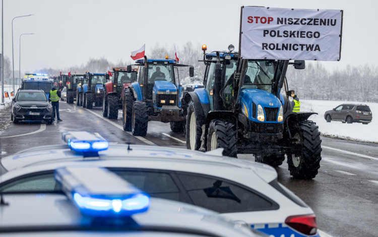 Tiltakozó lengyel gazdák eltorlaszolták az összes lengyel-ukrán határátkelőt