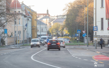 Móri út: egy évig készült, új kerékpársáv és két körforgalom is van rajta