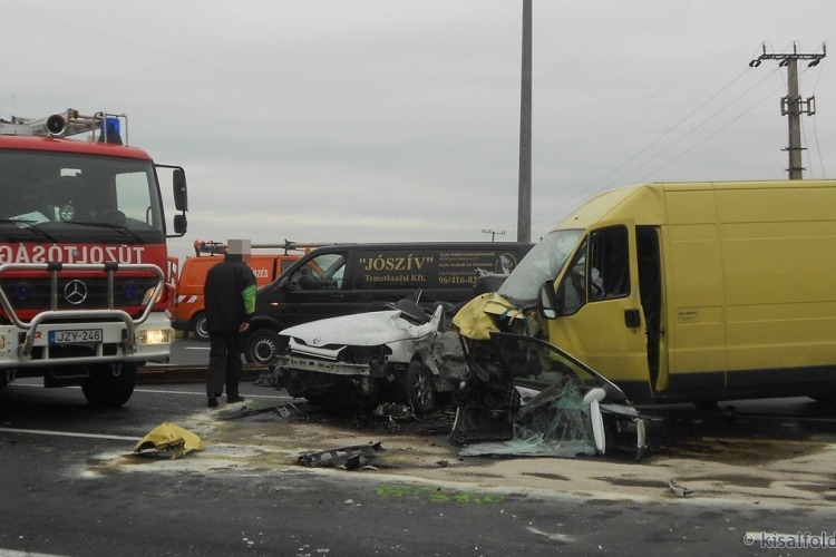 Kisbusszal ütközött egy autó Lébénynél, a sofőr meghalt