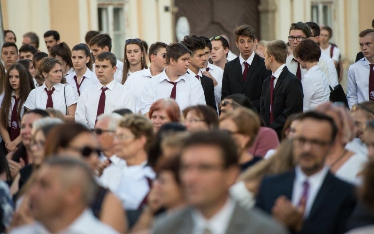 Városi tanévnyitó a Szent István téren – Fehérvár 18 ezer diákja kezdi meg az iskolát