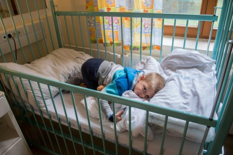 A jótékonysági estély bevételeiből vásárolt ágyakat a kórház csecsemő és gyermek osztálya