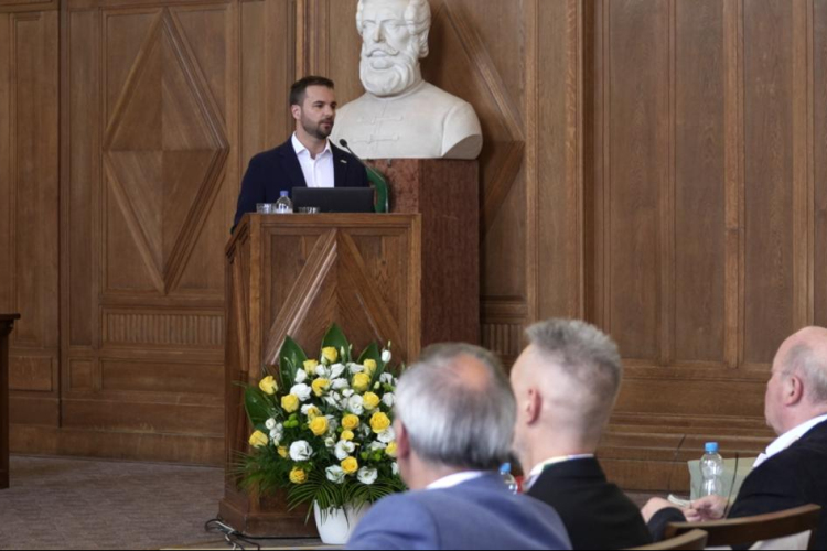 Kapu Tibor kutatóűrhajós címzetes egyetemi docensi címet kapott a Debreceni Egyetemen