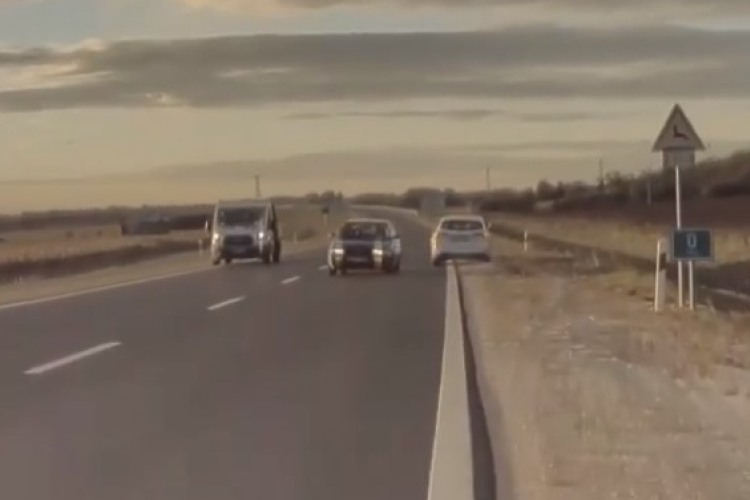 Veszélyes előzés - Kamerafelvétel alapján indított eljárást a rendőrség