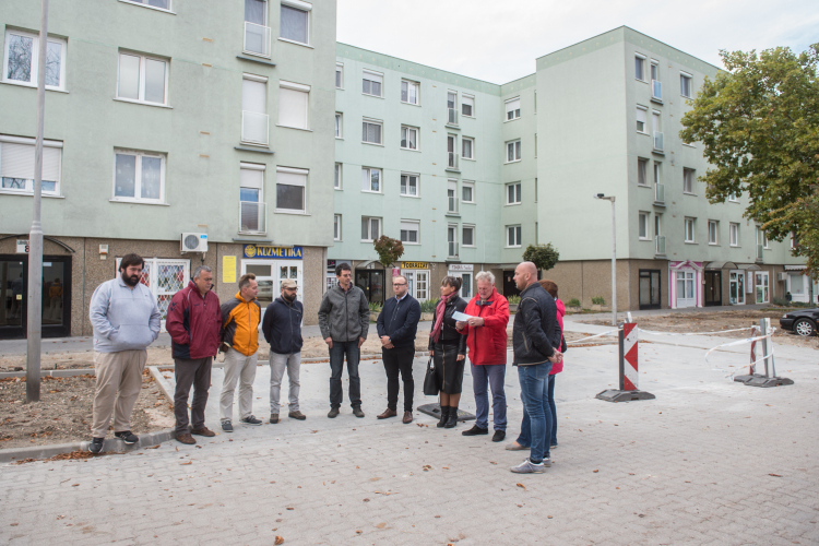 Több mint negyven új parkolóhely épült a Lövölde úton - parkosítással folytatják