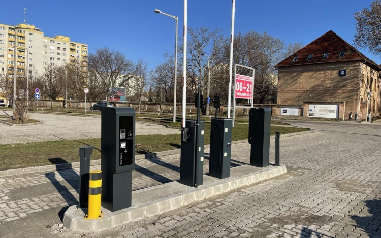 Januártól lesz fizetős a Budai úti Interspar és OBI áruházak parkolója