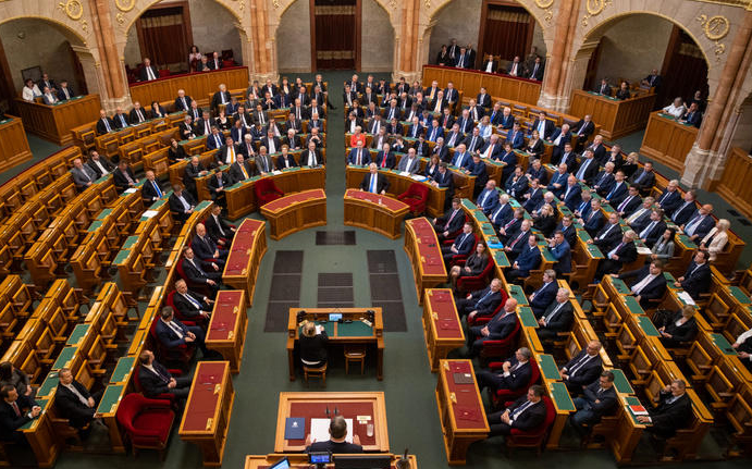 Pénteken tárgyalhatja a parlament a pedagógusi életpályáról szóló törvényjavaslatot