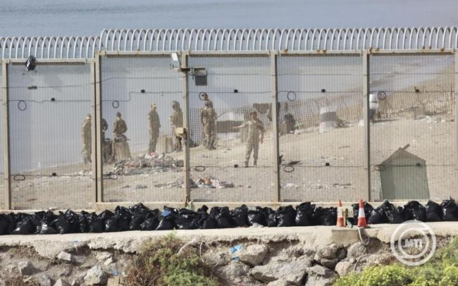 A Ceutában történt tömeges határsértés teljes körű kivizsgálására szólította fel Marokkót a spanyol védelmi miniszter