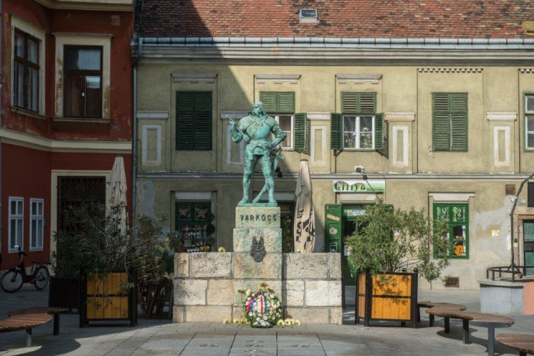 Hős várkapitányára emlékezett a város a Varkocs szobornál
