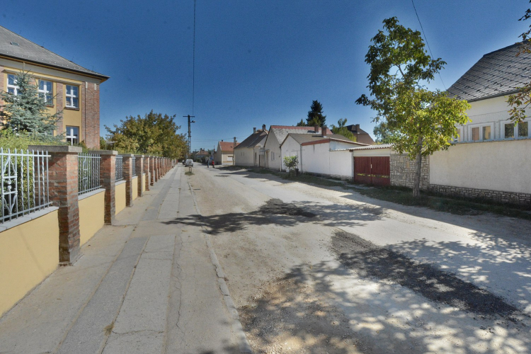 Faültetés és parkosítás lesz ősszel a Csutora utcában - tavasszal építik újra az útburkolatot